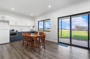 Glenowrie Cottage - 1 King 2 Singles - Near Cadia